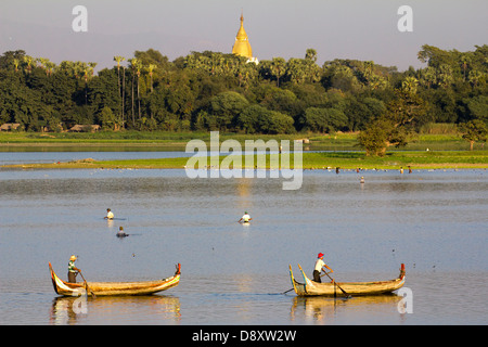 Tourist imbarcazioni da diporto e i pescatori sul lago Taungthaman, Myanmar Foto Stock