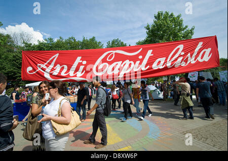 Istanbul, Turchia. 5 Giugno, 2013. Il 31 maggio in precedenza una protesta pacifica contro la demolizione di Gezi Park e la costruzione di un altro centro commerciale per lo shopping nel suo luogo a piazza Taksim è diventata violenta quando la polizia ha attaccato i manifestanti con gas lacrimogeni e canoni di acqua nelle prime ore del mattino. Una due giorni di lotta con estrema e ingiusto di polizia brutalità seguita. Infine la polizia ha ritirato e da allora Piazza Taksim e Gezi Park sono occupati da una grande varietà di cittadino turco. Molti condizionati tende e pernottamento. Foto di CLAUDIA WIENS/ Alamy Live News Foto Stock