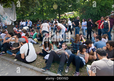 Istanbul, Turchia. 5 Giugno, 2013. Il 31 maggio in precedenza una protesta pacifica contro la demolizione di Gezi Park e la costruzione di un altro centro commerciale per lo shopping nel suo luogo a piazza Taksim è diventata violenta quando la polizia ha attaccato i manifestanti con gas lacrimogeni e canoni di acqua nelle prime ore del mattino. Una due giorni di lotta con estrema e ingiusto di polizia brutalità seguita. Infine la polizia ha ritirato e da allora Piazza Taksim e Gezi Park sono occupati da una grande varietà di cittadino turco. Molti condizionati tende e pernottamento. Foto di CLAUDIA WIENS/ Alamy Live News Foto Stock