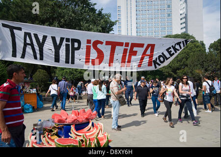 Istanbul, Turchia. 5 Giugno, 2013. Il 31 maggio in precedenza una protesta pacifica contro la demolizione di Gezi Park e la costruzione di un altro centro commerciale per lo shopping nel suo luogo a piazza Taksim è diventata violenta quando la polizia ha attaccato i manifestanti con gas lacrimogeni e canoni di acqua nelle prime ore del mattino. Una due giorni di lotta con estrema e ingiusto di polizia brutalità seguita. Infine la polizia ha ritirato e da allora Piazza Taksim e Gezi Park sono occupati da una grande varietà di cittadino turco. Molti condizionati tende e pernottamento. Foto di CLAUDIA WIENS/ Alamy Live News Foto Stock