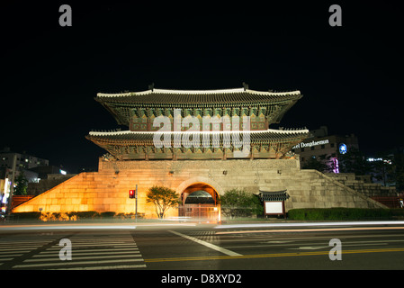 Porta di dongdaemun landmark in Seoul corea del sud di notte Foto Stock