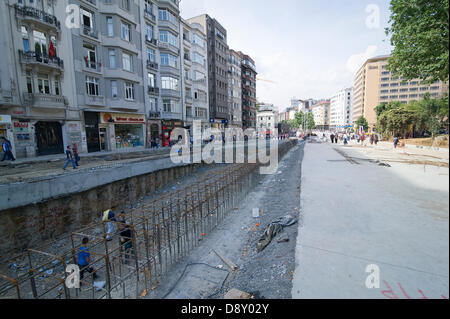 Istanbul, Turchia. 5 Giugno, 2013. Il 31 maggio in precedenza una protesta pacifica contro la demolizione di Gezi Park e la costruzione di un altro centro commerciale per lo shopping nel suo luogo a piazza Taksim è diventata violenta quando la polizia ha attaccato i manifestanti con gas lacrimogeni e canoni di acqua nelle prime ore del mattino. Una due giorni di lotta con estrema e ingiusto di polizia brutalità seguita. Infine la polizia ha ritirato e da allora Piazza Taksim e Gezi Park sono occupati da una grande varietà di cittadino turco. Molti condizionati tende e pernottamento. Foto di CLAUDIA WIENS/ Alamy Live News Foto Stock