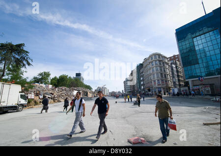 Istanbul, Turchia. 5 Giugno, 2013. Il 31 maggio in precedenza una protesta pacifica contro la demolizione di Gezi Park e la costruzione di un altro centro commerciale per lo shopping nel suo luogo a piazza Taksim è diventata violenta quando la polizia ha attaccato i manifestanti con gas lacrimogeni e canoni di acqua nelle prime ore del mattino. Una due giorni di lotta con estrema e ingiusto di polizia brutalità seguita. Infine la polizia ha ritirato e da allora Piazza Taksim e Gezi Park sono occupati da una grande varietà di cittadino turco. Molti condizionati tende e pernottamento. Foto di CLAUDIA WIENS/ Alamy Live News Foto Stock