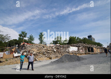 Istanbul, Turchia. 5 Giugno, 2013. Il 31 maggio in precedenza una protesta pacifica contro la demolizione di Gezi Park e la costruzione di un altro centro commerciale per lo shopping nel suo luogo a piazza Taksim è diventata violenta quando la polizia ha attaccato i manifestanti con gas lacrimogeni e canoni di acqua nelle prime ore del mattino. Una due giorni di lotta con estrema e ingiusto di polizia brutalità seguita. Infine la polizia ha ritirato e da allora Piazza Taksim e Gezi Park sono occupati da una grande varietà di cittadino turco. Molti condizionati tende e pernottamento. Foto di CLAUDIA WIENS/ Alamy Live News Foto Stock