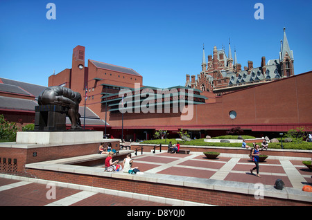 Vista della British Library che mostra Eduardo Paolozz scultura Euston Road Isole Britanniche Centro Europeo Gran Bretagna Storia Foto Stock