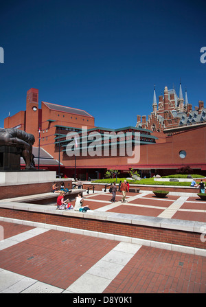 Vista della British Library che mostra Eduardo Paolozz scultura Euston Road Isole Britanniche Centro Europeo Gran Bretagna Storia Foto Stock