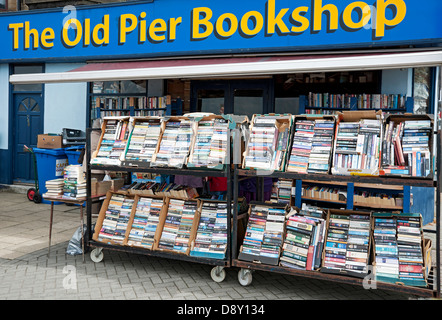 Scaffali di libri fuori di seconda mano libreria libreria negozio usato libri negozio Negozio Morecambe Lancashire Inghilterra Regno Unito GB Gran Bretagna Foto Stock