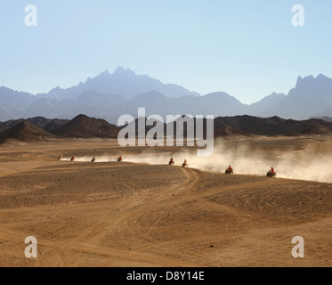 Safari in Quad nel deserto egiziano. Foto Stock