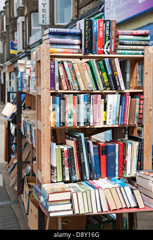 Primo piano di scaffali scaffali di vecchi libri in vendita all'esterno della libreria Morecambe Lancashire Inghilterra Regno Unito Gran Bretagna Foto Stock