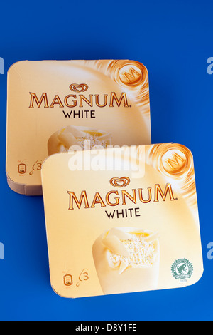 Due scatole di tre pack Magnum icecream lollies bianco Foto Stock