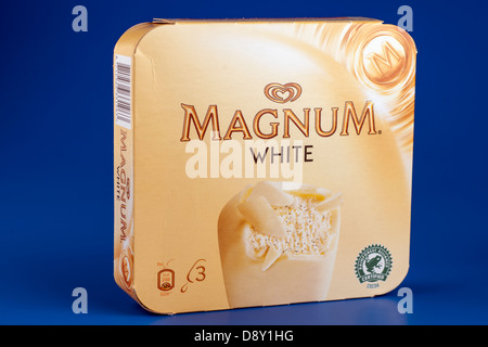Confezione da tre pack Magnum bianco gelato lollies choc ices Foto Stock