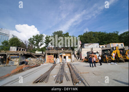 Istanbul, Turchia. 5 Giugno, 2013. Il 31 maggio in precedenza una protesta pacifica contro la demolizione di Gezi Park e la costruzione di un altro centro commerciale per lo shopping nel suo luogo a piazza Taksim è diventata violenta quando la polizia ha attaccato i manifestanti con gas lacrimogeni e canoni di acqua nelle prime ore del mattino. Una due giorni di lotta con estrema e ingiusto di polizia brutalità seguita. Infine la polizia ha ritirato e da allora Piazza Taksim e Gezi Park sono occupati da una grande varietà di cittadino turco. Molti condizionati tende e pernottamento. Foto di CLAUDIA WIENS/ Alamy Live News Foto Stock