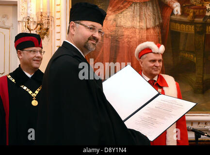 Olomouc, Repubblica Ceca. 6 Giugno 6, 2013. Il dott. Bohdan Pomahac, direttore di chirurgia plastica trapianto al Brigham Women's Hospital, ottiene un dottorato onorario presso Università Palacky a Olomouc, Repubblica Ceca, Giugno 6, 2013. Rettore Miroslav Maslan è visibile sulla destra e dean Milano Kolar è visibile sulla sinistra. (Vladislav Galgonek/CTK foto/Alamy Live News) Foto Stock