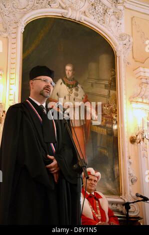 Olomouc, Repubblica Ceca. 6 Giugno 6, 2013. Il dott. Bohdan Pomahac, direttore di chirurgia plastica trapianto al Brigham Women's Hospital, ottiene un dottorato onorario presso Università Palacky a Olomouc, Repubblica Ceca, Giugno 6, 2013. Rettore Miroslav Maslan è visibile sulla destra. (Vladislav Galgonek/CTK foto/Alamy Live News) Foto Stock