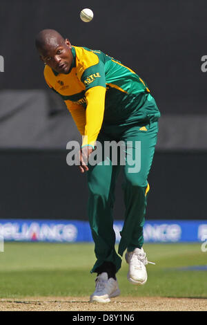 Cardiff, Galles, UK. Il 6 giugno, 2013. Sud Africa Lonwabo Tsotsobe bowling durante l'ICC Champions Trophy international cricket match tra India e Sud Africa a Cardiff Galles Stadio su Giugno 06, 2013 a Cardiff, nel Galles. (Foto di Mitchell Gunn/ESPA/Alamy Live News) Foto Stock