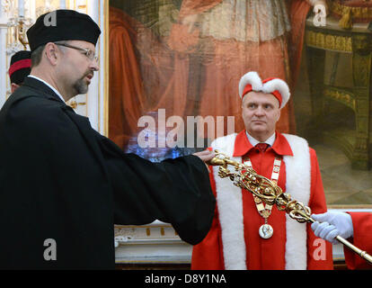 Olomouc, Repubblica Ceca. 6 Giugno 6, 2013. Il dott. Bohdan Pomahac, direttore di chirurgia plastica trapianto al Brigham Women's Hospital, ottiene un dottorato onorario presso Università Palacky a Olomouc, Repubblica Ceca, Giugno 6, 2013. Rettore Miroslav Maslan è visibile sulla destra. (Vladislav Galgonek/CTK foto/Alamy Live News) Foto Stock