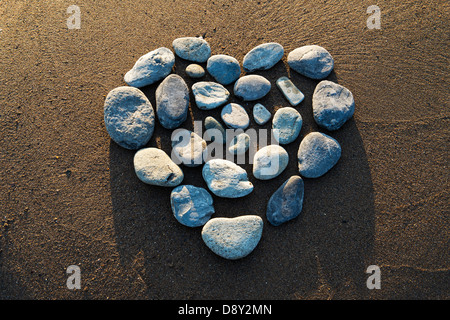 Forma di cuore i ciottoli su una spiaggia. Devon, Regno Unito Foto Stock