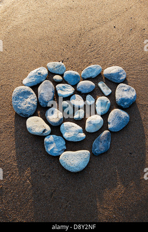 Forma di cuore i ciottoli su una spiaggia. Devon, Regno Unito Foto Stock