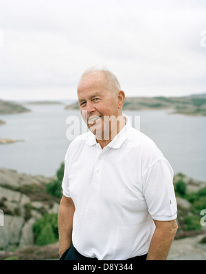 Un uomo in piedi sul mare, ritratto. Foto Stock