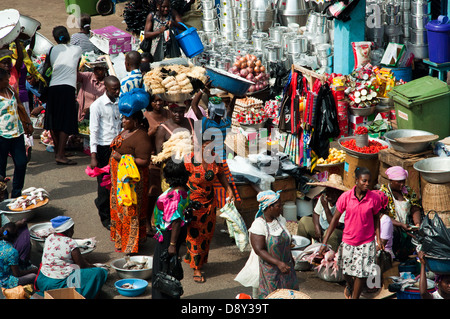 Street Market scene vicino mercato makola, centro di Accra, Ghana, Africa Foto Stock