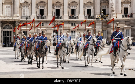 Spagna, Madrid Palacio Real Royal Palace Horse Guards sulla parata. Foto Stock