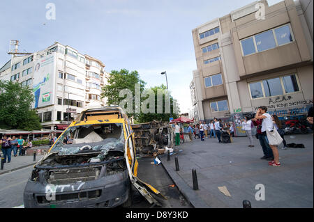 Istanbul, Turchia. 5 Giugno, 2013. Il 31 maggio in precedenza una protesta pacifica contro la demolizione di Gezi Park e la costruzione di un altro centro commerciale per lo shopping nel suo luogo a piazza Taksim è diventata violenta quando la polizia ha attaccato i manifestanti con gas lacrimogeni e canoni di acqua nelle prime ore del mattino. Una due giorni di lotta con estrema e ingiusto di polizia brutalità seguita. Infine la polizia ha ritirato e da allora Piazza Taksim e Gezi Park sono occupati da una grande varietà di cittadino turco. Molti condizionati tende e pernottamento. Foto di CLAUDIA WIENS/ Alamy Live News Foto Stock