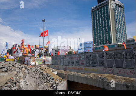 Istanbul, Turchia. 5 Giugno, 2013. Il 31 maggio in precedenza una protesta pacifica contro la demolizione di Gezi Park e la costruzione di un altro centro commerciale per lo shopping nel suo luogo a piazza Taksim è diventata violenta quando la polizia ha attaccato i manifestanti con gas lacrimogeni e canoni di acqua nelle prime ore del mattino. Una due giorni di lotta con estrema e ingiusto di polizia brutalità seguita. Infine la polizia ha ritirato e da allora Piazza Taksim e Gezi Park sono occupati da una grande varietà di cittadino turco. Molti condizionati tende e pernottamento. Foto di CLAUDIA WIENS/ Alamy Live News Foto Stock