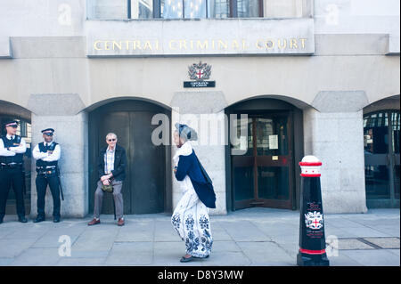 Londra, Regno Unito. Il 6 giugno 2013. Una donna cammina davanti alla centrale di Corte penale presso la Old Bailey il giorno della condanna di sei uomini supplicato colpevole per la pianificazione di un attacco terroristico su un EDL rally a Dewsbury. Credito: Piero Cruciatti/Alamy Live News Foto Stock