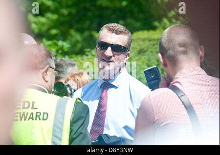 Londra, Regno Unito. Il 6 giugno 2013. Kevin Caroll, Difesa inglese League (EDL) vice leader, parla ai tifosi di estrema destra della Difesa inglese League (EDL) e i membri dei media nel corso di una protesta presso la Old Bailey il giorno della condanna di sei uomini supplicato colpevole per la pianificazione di un attacco terroristico su un EDL rally a Dewsbury. Credito: Piero Cruciatti/Alamy Live News Foto Stock