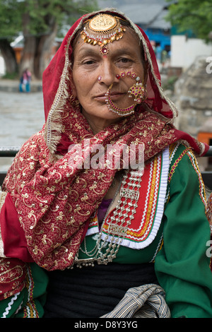 Un Gaddi tribeswoman indossa la sua raffineria a una celebrazione nella Chamba distretto di Himachal Pradesh, India Foto Stock