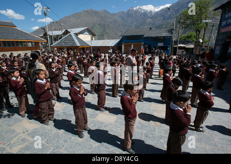 Gli studenti di una scuola primaria partecipare insieme nella città himalayana di Bharmour, Himachal Pradesh, India Foto Stock