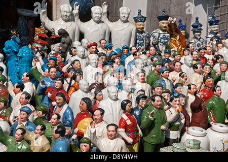 Statuette di porcellana principalmente del Presidente Mao Zedong ma anche di altri cinesi leader comunista e imperatori e cortigiani Foto Stock