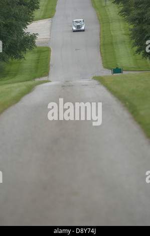 Una Rolls Royce auto guidando su una strada lunga di una tenuta di campagna per un matrimonio. Foto Stock