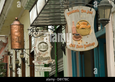 Lo stile coloniale edifici nella Avana vecchia con i vecchi cartelli pubblicitari negozi e caffetterie. Panaderia San Jose Cafe La Luz Foto Stock