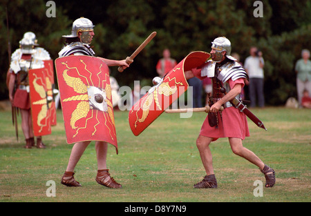 Uomini vestiti come legionaires romano a una rievocazione. Foto Stock