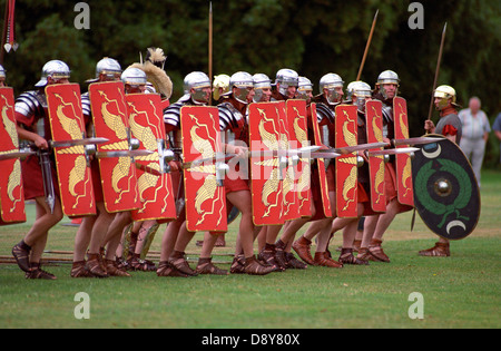 Uomini vestiti come legionaires romano a una rievocazione. Foto Stock