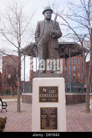 La statua di Lou Costello a Paterson, New Jersey, onora il leggendario comico e eroe della città natale del duo comico Abbott e Costello. Foto Stock