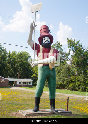Daniel Boone marmitta uomo con tamburo di petrolio Fez all'Shriners Hall di Roanoke Rapids Carolina del Nord Foto Stock