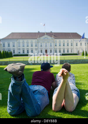 I turisti americani giacciono su un prato al di fuori del Bellevue Palace a Berlino, Germania, 06 giugno 2013. Foto: OLE SPATA Foto Stock