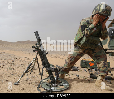 Un esercito nazionale afghano commando con operazioni speciali Kandak incendi un mortaio round durante un esercizio di formazione 25 maggio 2013 nella provincia di Kandahar, Afghanistan. Foto Stock