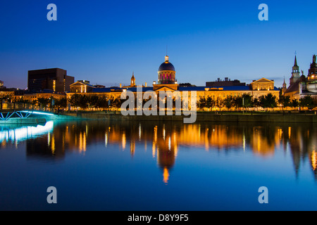 Montreal Marche Bonsecours Market al crepuscolo. Vista dal Vecchio Porto di Montreal. Foto Stock