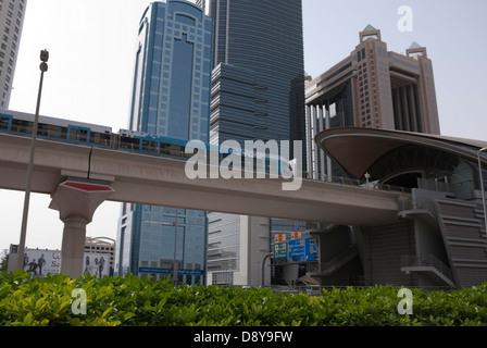 Treno monorotaia avvicinando World Trade Center Station Sheikh Zayed Road Dubai Foto Stock