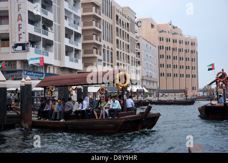 Tradizionale in legno motoscafo Abra avvicinando Bur Dubai Stazione di Abra del Dubai Creek Foto Stock