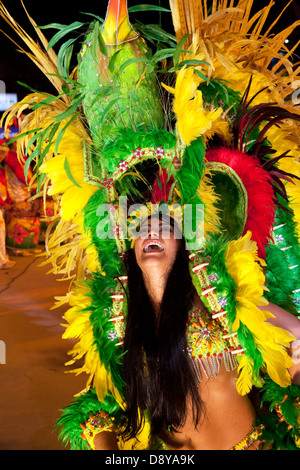 Boi-Bumbá Festival. Team Garantido, un ballerino con ornamenti di piume Foto Stock