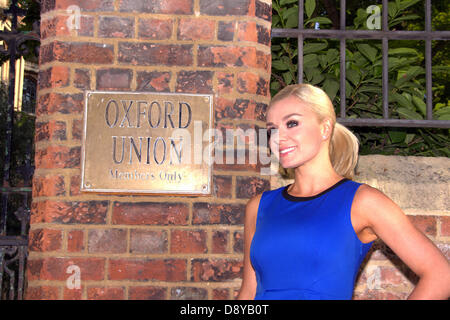 Oxford, Regno Unito. Il 6 giugno, 2013. Katherine Jenkins pone presso la Oxford europea porta avanti il suo parlare oggi. Jenkins ha recentemente parted modi con la sua etichetta discografica di cinque anni. Credito: petericardo lusabia/Alamy Live News Foto Stock