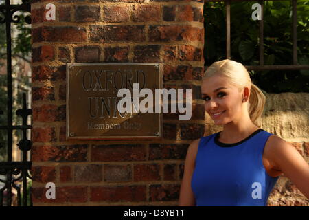 Oxford, Regno Unito. Il 6 giugno, 2013. Katherine Jenkins pone presso la Oxford europea porta avanti il suo parlare oggi. Jenkins ha recentemente parted modi con la sua etichetta discografica di cinque anni. Credito: petericardo lusabia/Alamy Live News Foto Stock