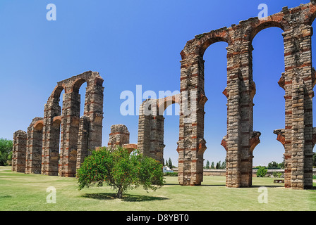 Spagna Estremadura, Merida, Los Milagros archi acquedotto costruito dai Romani nel primo secolo A.C. Foto Stock