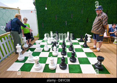 Le persone che giocano a scacchi giganti impostato a Hay Festival 2013 Hay on Wye Powys Wales UK Foto Stock