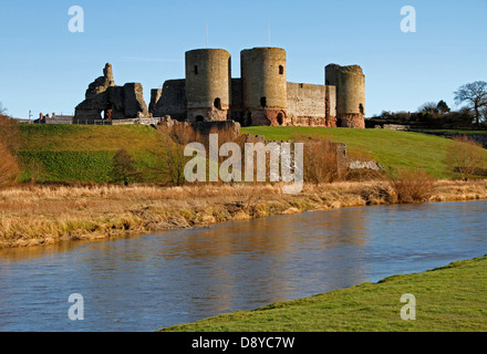 Wales Denbighshire Rhuddlan castello affacciato sul fiume Clwyd costruito nel 1277 dal re Edoardo 1 a seguito della prima guerra gallese. Foto Stock