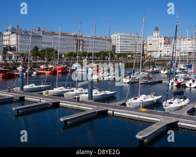 Barche ormeggiate nel porto di La Coruña, Galizia, Spagna, Europa Foto Stock